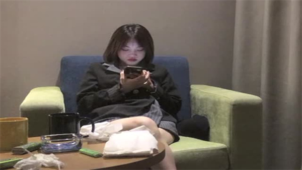 00后短发极品萝莉女神，清纯外表下隐藏的饥渴肉体 海报