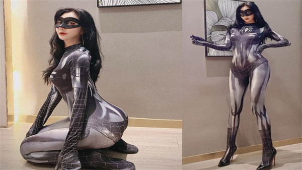 推特反差女神Vivian姐蜘蛛侠定制：黑丝美腿扛起狂插，颜射爆浆！ 海报
