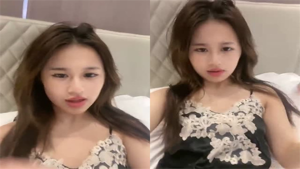 饥渴人妻掰开嫩穴求欢，老公猛操淫水四溅 海报