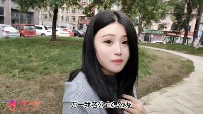 饥渴人妻大胆出轨偷情，绿帽老公心大装瞎全程放任！ 海报