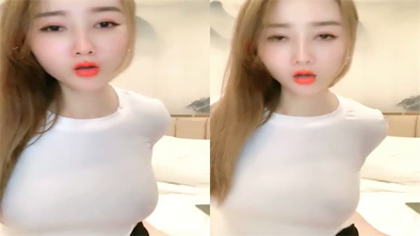 黑丝苗条爆乳尤物口交贴心服务，狼友激情开干 海报