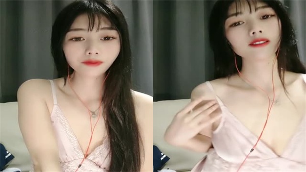 黑丝苗条巨乳骚妇主动求欢，蒙面狼友狂舔奶子玩穴猛操 海报
