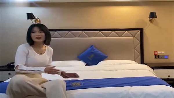 纹身花臂哥酒店约炮兼职美女，缺钱少妇被迫卖身赚钱被操到高潮迭起 海报