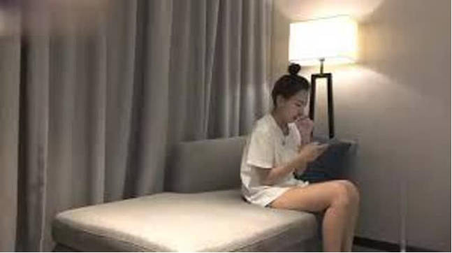 约了个丸子头甜美萌妹啪啪舌吻互舔调情骑乘抱着猛操 海报
