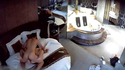 眼镜萌妹被连干两炮骚叫不止，清晰呻吟搞笑又淫荡！ 海报