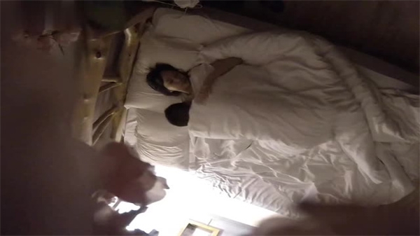 酒店偷拍流出！清纯学妹开房被男友巨根疯狂抽插，高清盗摄全记录 海报
