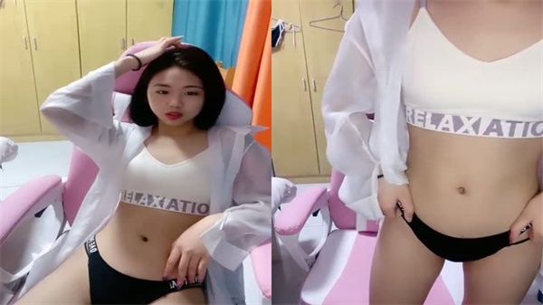 极品学妹小蓝儿下海兼职！萝莉转型黄播直播自慰，嫩穴激情玩弄秀！ 海报