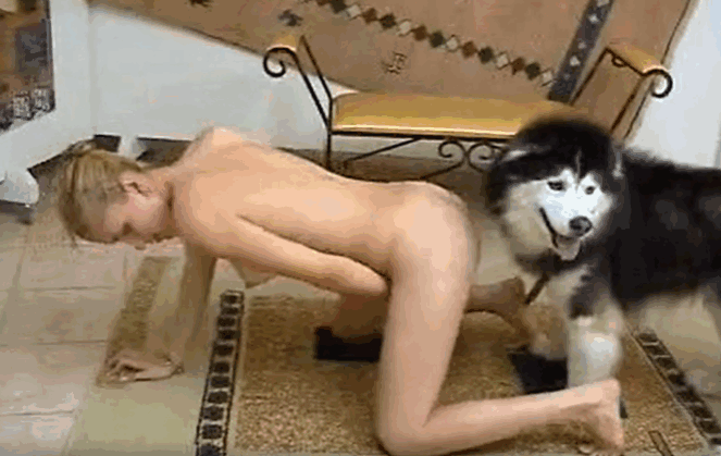 年轻的金发女郎在被猛干之前先自慰 海报