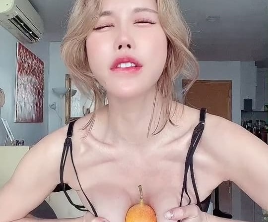 福利时间吃个樱桃的! 海报