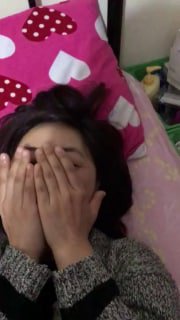 人妻一直拿手挡着脸，艹舒服了又松开 海报