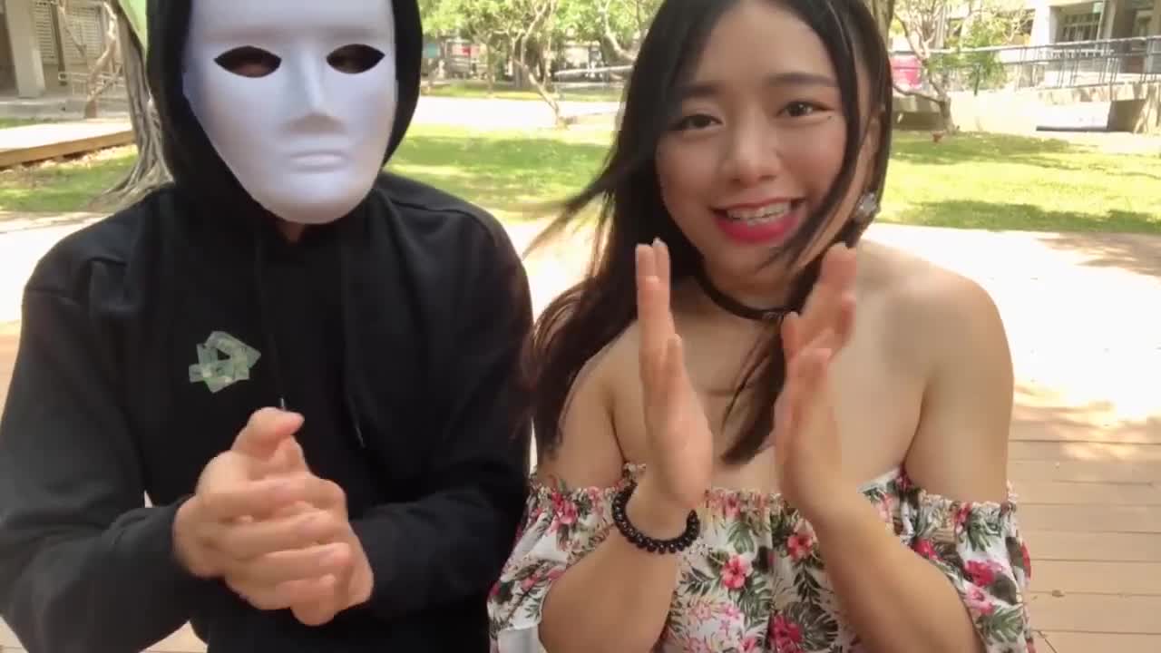 白天约会蒙面人，激情做爱爽歪歪。 海报