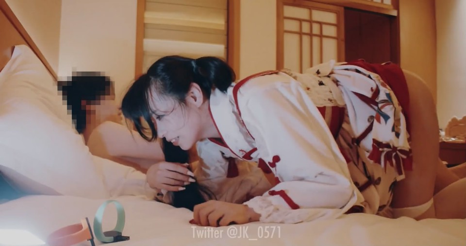 最新泄密流出推特PUA大神健身教练JK哥约炮萝莉型美女穿着和服JK制服暴力啪啪。。 海报