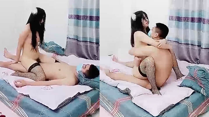 【颜值不错风情小萝莉】【下篇】黑丝情趣装这次被小哥哥草爽了，露脸口交大鸡巴风骚淫荡让小哥在床上各种抽插浪叫不断的! 海报