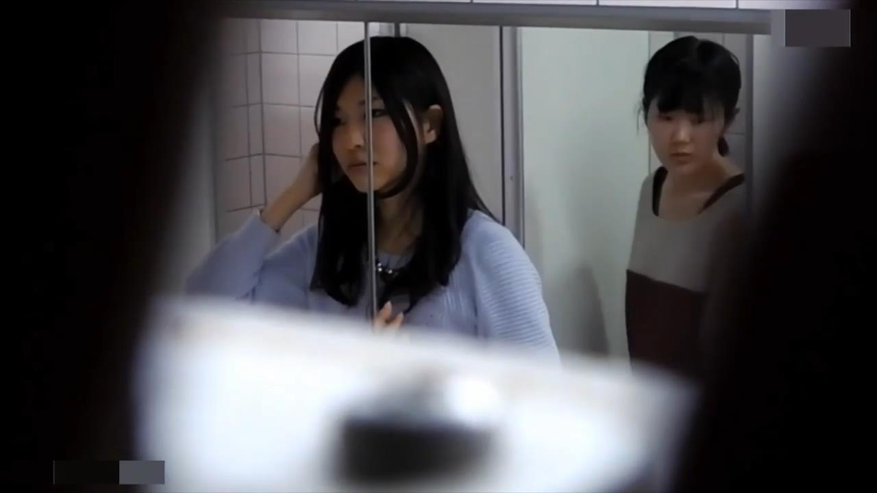 @20207330094 厕拍偷窥（某学院女厕偷拍几位长相不错的美女嘘嘘） 海报