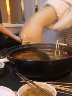 吃个饭都不让人省心的! 海报