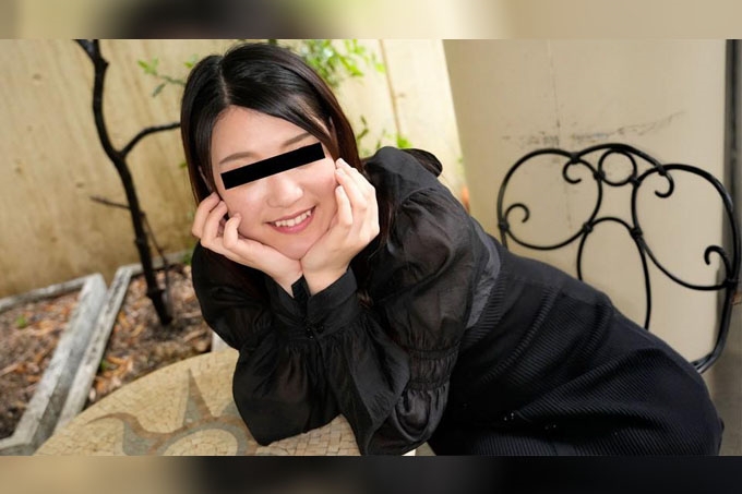 美丽丰满小胸女人用嘴唇为您服务！ 海报