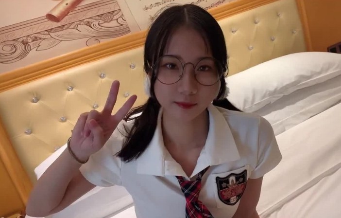 史上最清纯制服嫩妹！全脸特写完美出镜，娇嫩诱惑让人血脉贲张！ 海报
