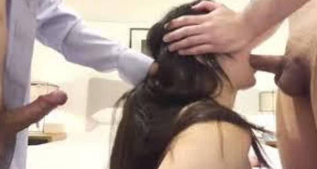 青春美眉3P被两根大鸡吧无套输出前后夹击三洞全开最后射了一肚皮_2 海报