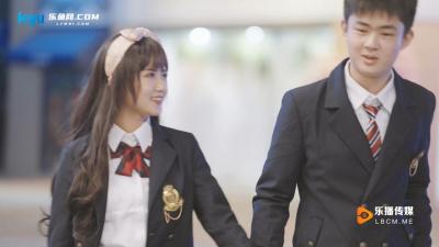 直击KTV包厢隐秘狂欢 制服女郎贴身热舞现场实录 海报