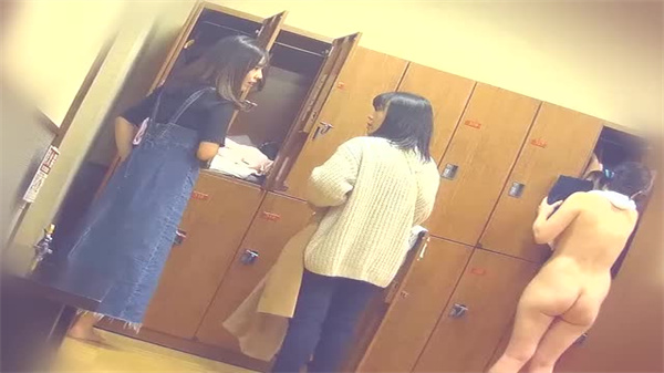【11月新作】大衆銭湯女子更衣室盗撮 人妻たちの秘めたる欲望が溢れ出す瞬間… 海报
