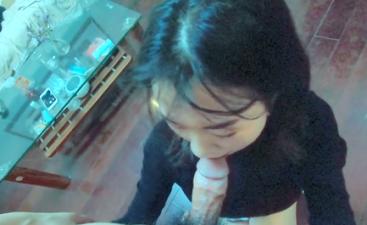 客厅真空上阵！纤细长腿蜜桃臀诱惑扭动 后入视角看湿了 各种姿势等你解锁 海报