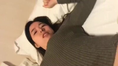 ntr兄弟的巨乳女友亲口承认：被你操得骚水狂喷更爽！ 海报
