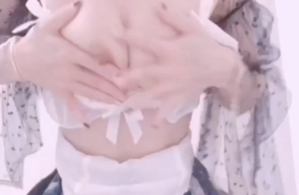 【白丝萝莉】洛丽塔少女娇喘湿身 纯欲双马尾摇动白丝美腿诱惑 海报