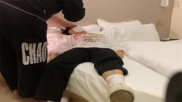 【精选】03年美女同事办公室激情！上司狂操嫩穴高潮连连 海报