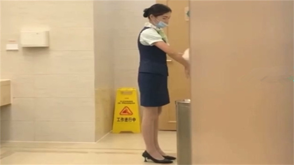 机场厕所偷拍极品空姐流出 黑丝高跟气质美女秘密拍摄 海报