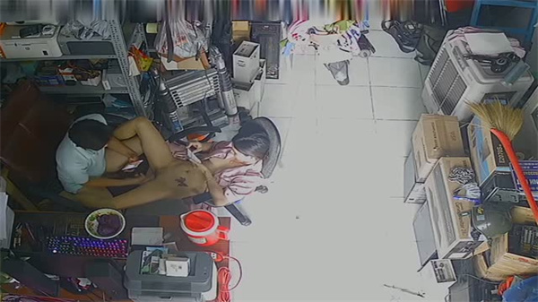 【真实偷拍流出】维修店小夫妻看店时激情啪啪遭破解！黑客入侵监控高清记录店内交欢全程 海报
