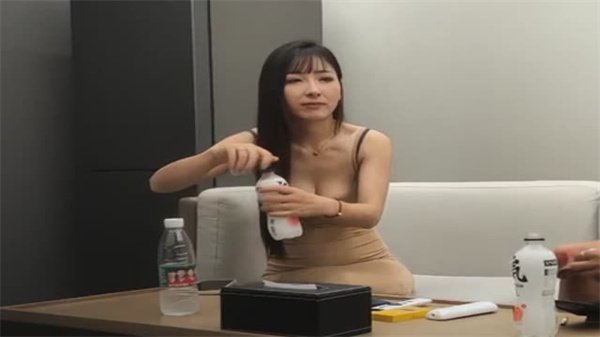 肤白貌美甜美女神，极品外围等你来战 海报