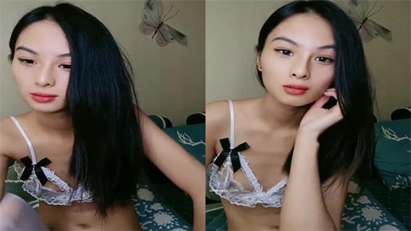 白丝贫乳痴女为狼友口交伺候，激情骑乘上位操！ 海报