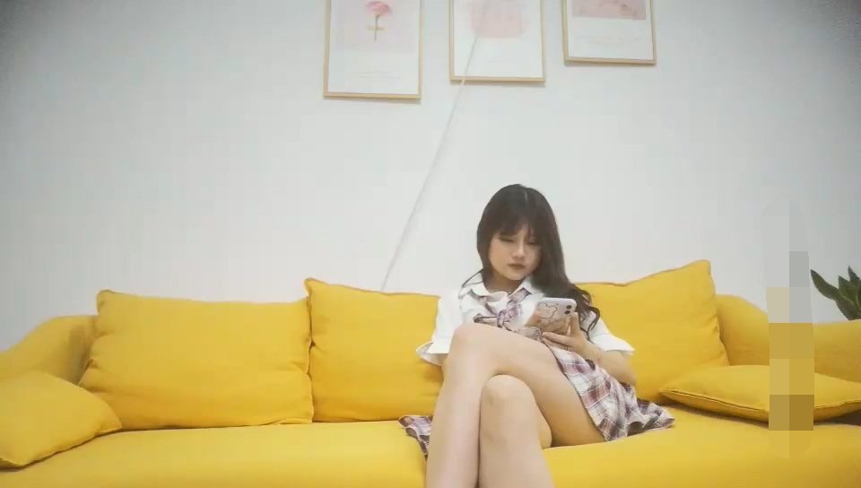 JK裙可爱萌妹子超近距离特写口交掰穴沙发上操上位骑乘快速抽插. 海报