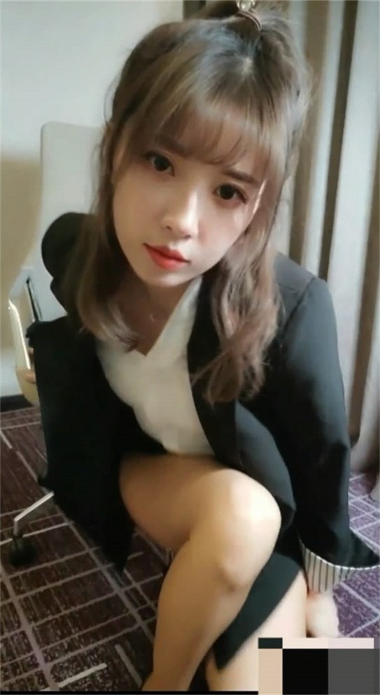 土豪私订拍摄版流出！魔女OL露娜黑丝真空上阵 腿缝春光乍泄 字裤全开阴唇绽放 海报
