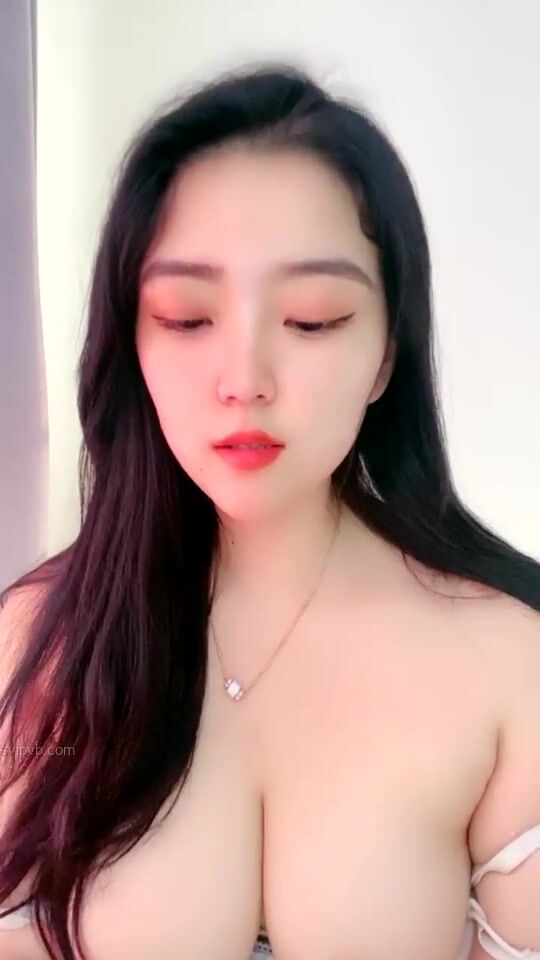极品巨乳尤物！雪白美乳晃到你顶不住 满屏肉浪正点爆射 每帧都想舔屏！ 海报