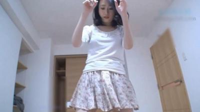 白嫩气质小少妇客厅脱光内裤躺地，遭猛操狂插内射高潮！ 海报