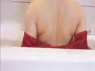 【国产】网红少女-三寸萝莉古典梅花透明肚兜浴缸挑逗诱惑教大家剃毛 海报