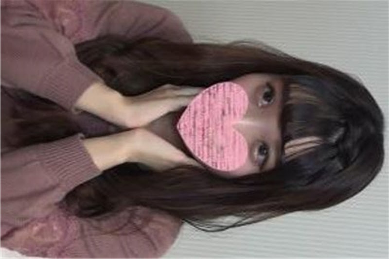 初撮りお蔵出し♥あどけなさの残る、黒髪ロングの色白美少女♥照れつつ感じちゃってる姿に萌えまく 海报