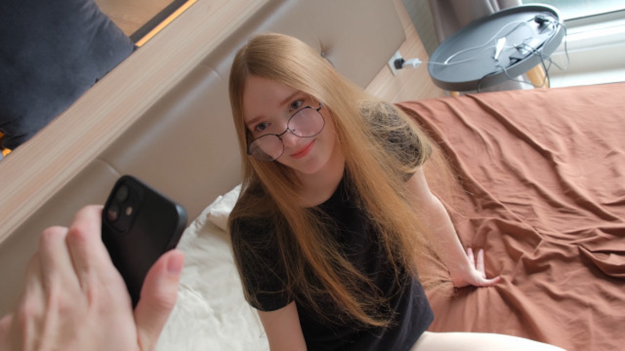 我发现我的继妹正在做色情片 海报