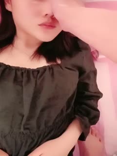 花了2W刚从学校拉了三个超级粉嫩学生妹，为了还贷出来卖初夜有露脸_身材非常正点一个接一个轮流着干2 海报