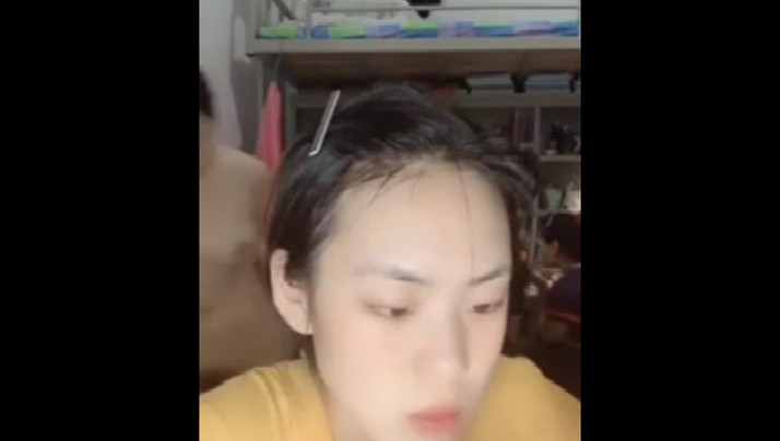 直播涂指甲油，后年室友没意识到光着身子.. 海报