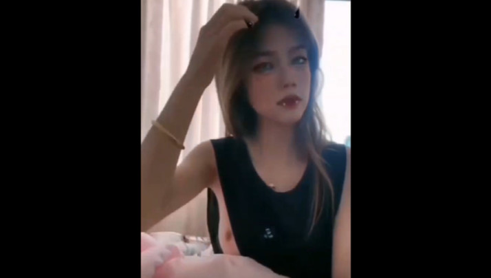 直播途中不小心走光露点.. 海报