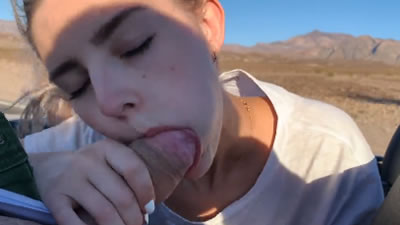 拉斯维加斯敞篷车震！金发尤物埃尔菲与年轻女孩豪车内激情碰撞 海报